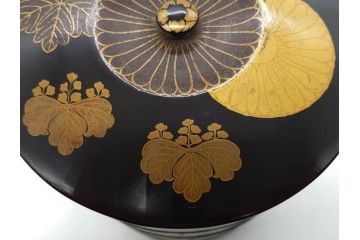 時代物　木製　蒔絵　菊桐紋　高い品格を感じる四段丸重箱(金彩、丸形、桜、花、お重、漆器、漆芸、和食器)(R-081338)