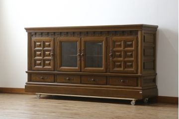 中古　美品　旭川家具　近藤工芸　Solid Furniture OAK (ソリッドファニチャー オーク)　オーク材　取っ手の繊細な彫刻など、こだわりの意匠が感じられるサイドボード(収納棚、戸棚、キャビネット、リビングボード)(R-081339)