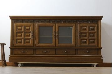中古　美品　旭川家具　近藤工芸　Solid Furniture OAK (ソリッドファニチャー オーク)　オーク材　取っ手の繊細な彫刻など、こだわりの意匠が感じられるサイドボード(収納棚、戸棚、キャビネット、リビングボード)(R-081339)