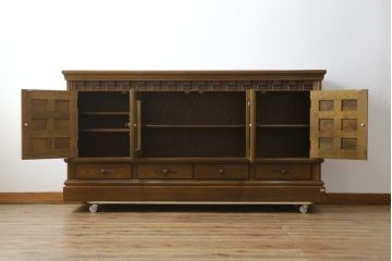 中古　美品　旭川家具　近藤工芸　Solid Furniture OAK (ソリッドファニチャー オーク)　オーク材　取っ手の繊細な彫刻など、こだわりの意匠が感じられるサイドボード(収納棚、戸棚、キャビネット、リビングボード)(R-081339)
