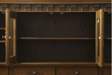 中古　美品　旭川家具　近藤工芸　Solid Furniture OAK (ソリッドファニチャー オーク)　オーク材　取っ手の繊細な彫刻など、こだわりの意匠が感じられるサイドボード(収納棚、戸棚、キャビネット、リビングボード)(R-081339)
