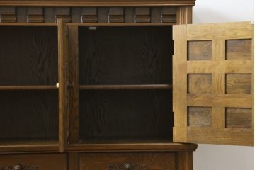 中古　美品　旭川家具　近藤工芸　Solid Furniture OAK (ソリッドファニチャー オーク)　オーク材　取っ手の繊細な彫刻など、こだわりの意匠が感じられるサイドボード(収納棚、戸棚、キャビネット、リビングボード)(R-081339)