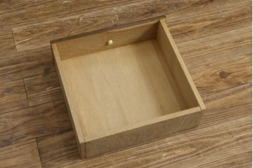 中古　美品　旭川家具　近藤工芸　Solid Furniture OAK (ソリッドファニチャー オーク)　オーク材　取っ手の繊細な彫刻など、こだわりの意匠が感じられるサイドボード(収納棚、戸棚、キャビネット、リビングボード)(R-081339)