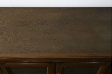 中古　美品　旭川家具　近藤工芸　Solid Furniture OAK (ソリッドファニチャー オーク)　オーク材　取っ手の繊細な彫刻など、こだわりの意匠が感じられるサイドボード(収納棚、戸棚、キャビネット、リビングボード)(R-081339)