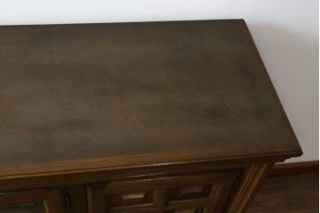 中古　美品　旭川家具　近藤工芸　Solid Furniture OAK (ソリッドファニチャー オーク)　オーク材　取っ手の繊細な彫刻など、こだわりの意匠が感じられるサイドボード(収納棚、戸棚、キャビネット、リビングボード)(R-081339)