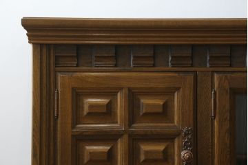 中古　美品　旭川家具　近藤工芸　Solid Furniture OAK (ソリッドファニチャー オーク)　オーク材　取っ手の繊細な彫刻など、こだわりの意匠が感じられるサイドボード(収納棚、戸棚、キャビネット、リビングボード)(R-081339)