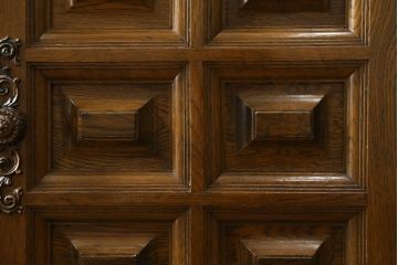 中古　美品　旭川家具　近藤工芸　Solid Furniture OAK (ソリッドファニチャー オーク)　オーク材　取っ手の繊細な彫刻など、こだわりの意匠が感じられるサイドボード(収納棚、戸棚、キャビネット、リビングボード)(R-081339)