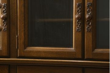 中古　美品　旭川家具　近藤工芸　Solid Furniture OAK (ソリッドファニチャー オーク)　オーク材　取っ手の繊細な彫刻など、こだわりの意匠が感じられるサイドボード(収納棚、戸棚、キャビネット、リビングボード)(R-081339)