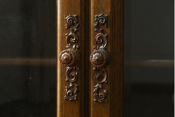 中古　美品　旭川家具　近藤工芸　Solid Furniture OAK (ソリッドファニチャー オーク)　オーク材　取っ手の繊細な彫刻など、こだわりの意匠が感じられるサイドボード(収納棚、戸棚、キャビネット、リビングボード)(R-081339)