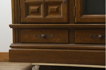 中古　美品　旭川家具　近藤工芸　Solid Furniture OAK (ソリッドファニチャー オーク)　オーク材　取っ手の繊細な彫刻など、こだわりの意匠が感じられるサイドボード(収納棚、戸棚、キャビネット、リビングボード)(R-081339)