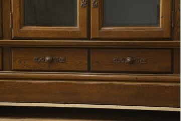 中古　美品　旭川家具　近藤工芸　Solid Furniture OAK (ソリッドファニチャー オーク)　オーク材　取っ手の繊細な彫刻など、こだわりの意匠が感じられるサイドボード(収納棚、戸棚、キャビネット、リビングボード)(R-081339)