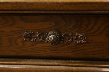 中古　美品　旭川家具　近藤工芸　Solid Furniture OAK (ソリッドファニチャー オーク)　オーク材　取っ手の繊細な彫刻など、こだわりの意匠が感じられるサイドボード(収納棚、戸棚、キャビネット、リビングボード)(R-081339)
