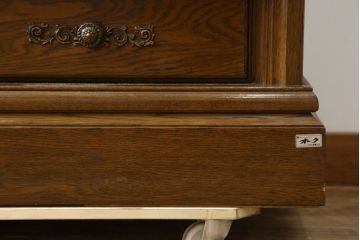 中古　美品　旭川家具　近藤工芸　Solid Furniture OAK (ソリッドファニチャー オーク)　オーク材　取っ手の繊細な彫刻など、こだわりの意匠が感じられるサイドボード(収納棚、戸棚、キャビネット、リビングボード)(R-081339)