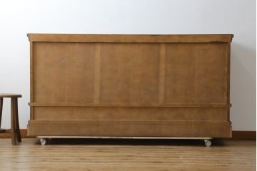 中古　美品　旭川家具　近藤工芸　Solid Furniture OAK (ソリッドファニチャー オーク)　オーク材　取っ手の繊細な彫刻など、こだわりの意匠が感じられるサイドボード(収納棚、戸棚、キャビネット、リビングボード)(R-081339)