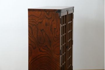 中古　特注!!　岩谷堂箪笥　格子扉　和モダンテイストのお部屋づくりに取り入れたい収納棚(戸棚、キャビネット、飾り棚、陳列棚)(R-081340)