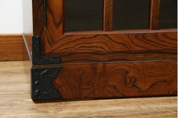 中古　特注!!　岩谷堂箪笥　格子扉　和モダンテイストのお部屋づくりに取り入れたい収納棚(戸棚、キャビネット、飾り棚、陳列棚)(R-081340)