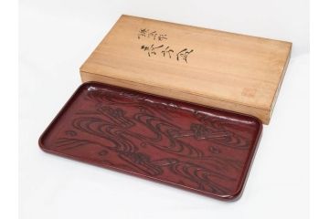博古堂　鎌倉彫　桜花筏流水文　美麗な彫刻が目を引く長方盆(トレイ、トレー、漆器、漆芸、木製、お盆、共箱付き)(R-081346)