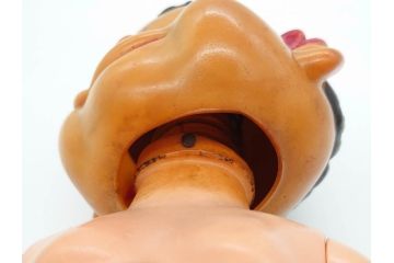 不二家　マスダヤ　木製台座　高さ 約38cm　レトロな雰囲気のペコちゃん人形(着せ替え、首振り、増田屋、玩具)(R-081350)