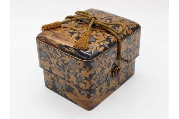 明治期　時代物　蒔絵　漆器　優美で上品な雰囲気の手箱(桜?、花、金彩、木製、漆芸、漆器、文箱、収納箱、手許箱、紐付き)(R-081352)