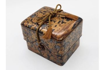 明治期　時代物　蒔絵　漆器　優美で上品な雰囲気の手箱(桜?、花、金彩、木製、漆芸、漆器、文箱、収納箱、手許箱、紐付き)(R-081352)
