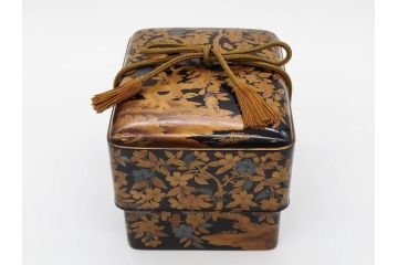 明治期　時代物　蒔絵　漆器　優美で上品な雰囲気の手箱(桜?、花、金彩、木製、漆芸、漆器、文箱、収納箱、手許箱、紐付き)(R-081352)