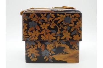 明治期　時代物　蒔絵　漆器　優美で上品な雰囲気の手箱(桜?、花、金彩、木製、漆芸、漆器、文箱、収納箱、手許箱、紐付き)(R-081352)