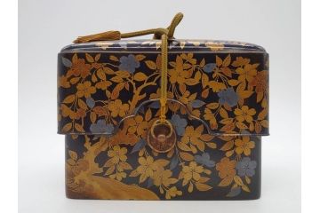 明治期　時代物　蒔絵　漆器　優美で上品な雰囲気の手箱(桜?、花、金彩、木製、漆芸、漆器、文箱、収納箱、手許箱、紐付き)(R-081352)