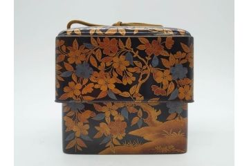 明治期　時代物　蒔絵　漆器　優美で上品な雰囲気の手箱(桜?、花、金彩、木製、漆芸、漆器、文箱、収納箱、手許箱、紐付き)(R-081352)