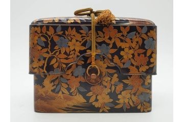 明治期　時代物　蒔絵　漆器　優美で上品な雰囲気の手箱(桜?、花、金彩、木製、漆芸、漆器、文箱、収納箱、手許箱、紐付き)(R-081352)