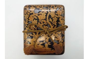 明治期　時代物　蒔絵　漆器　優美で上品な雰囲気の手箱(桜?、花、金彩、木製、漆芸、漆器、文箱、収納箱、手許箱、紐付き)(R-081352)