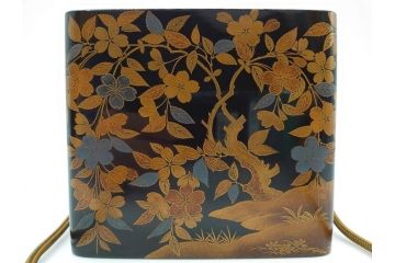 明治期　時代物　蒔絵　漆器　優美で上品な雰囲気の手箱(桜?、花、金彩、木製、漆芸、漆器、文箱、収納箱、手許箱、紐付き)(R-081352)