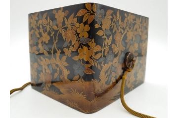明治期　時代物　蒔絵　漆器　優美で上品な雰囲気の手箱(桜?、花、金彩、木製、漆芸、漆器、文箱、収納箱、手許箱、紐付き)(R-081352)