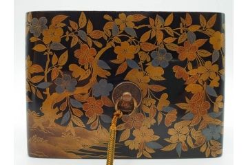 明治期　時代物　蒔絵　漆器　優美で上品な雰囲気の手箱(桜?、花、金彩、木製、漆芸、漆器、文箱、収納箱、手許箱、紐付き)(R-081352)