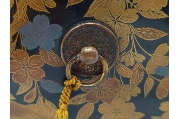 明治期　時代物　蒔絵　漆器　優美で上品な雰囲気の手箱(桜?、花、金彩、木製、漆芸、漆器、文箱、収納箱、手許箱、紐付き)(R-081352)