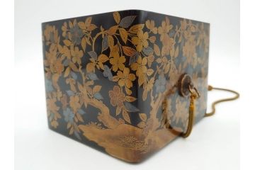 明治期　時代物　蒔絵　漆器　優美で上品な雰囲気の手箱(桜?、花、金彩、木製、漆芸、漆器、文箱、収納箱、手許箱、紐付き)(R-081352)