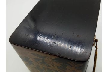 明治期　時代物　蒔絵　漆器　優美で上品な雰囲気の手箱(桜?、花、金彩、木製、漆芸、漆器、文箱、収納箱、手許箱、紐付き)(R-081352)