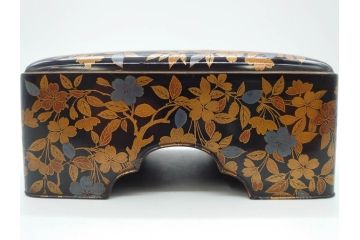 明治期　時代物　蒔絵　漆器　優美で上品な雰囲気の手箱(桜?、花、金彩、木製、漆芸、漆器、文箱、収納箱、手許箱、紐付き)(R-081352)