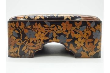 明治期　時代物　蒔絵　漆器　優美で上品な雰囲気の手箱(桜?、花、金彩、木製、漆芸、漆器、文箱、収納箱、手許箱、紐付き)(R-081352)