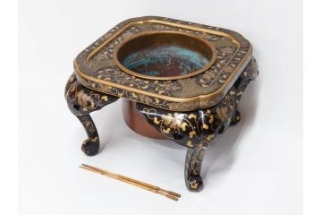 江戸〜明治期　蒔絵　松唐草　火箸　華やかな気品を感じる大名火鉢(木製、漆芸、猫脚、手あぶり)(R-081353)