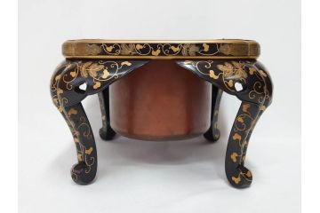 江戸〜明治期　蒔絵　松唐草　火箸　華やかな気品を感じる大名火鉢(木製、漆芸、猫脚、手あぶり)(R-081353)