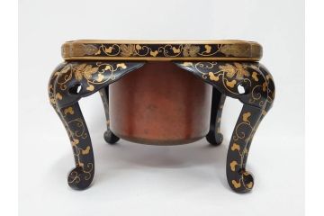 江戸〜明治期　蒔絵　松唐草　火箸　華やかな気品を感じる大名火鉢(木製、漆芸、猫脚、手あぶり)(R-081353)