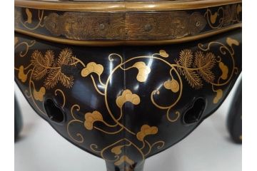 江戸〜明治期　蒔絵　松唐草　火箸　華やかな気品を感じる大名火鉢(木製、漆芸、猫脚、手あぶり)(R-081353)