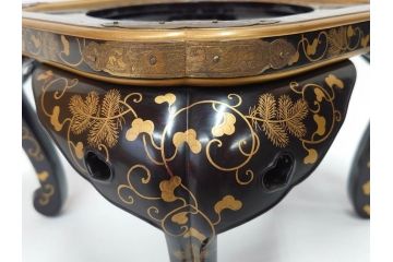 江戸〜明治期　蒔絵　松唐草　火箸　華やかな気品を感じる大名火鉢(木製、漆芸、猫脚、手あぶり)(R-081353)