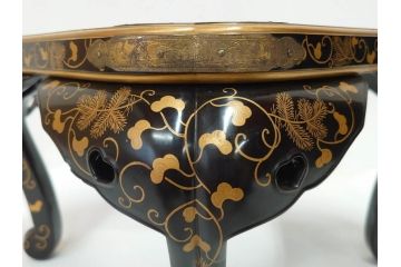 江戸〜明治期　蒔絵　松唐草　火箸　華やかな気品を感じる大名火鉢(木製、漆芸、猫脚、手あぶり)(R-081353)