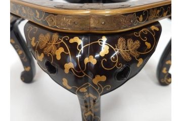 江戸〜明治期　蒔絵　松唐草　火箸　華やかな気品を感じる大名火鉢(木製、漆芸、猫脚、手あぶり)(R-081353)