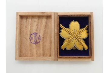当時物　旧日本軍　陸軍　小銃射撃徽章　徽章2点セット(勲章、ミリタリー、軍隊、軍物、バッチ、バッジ、木箱付き)(R-081358)