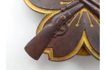 当時物　旧日本軍　陸軍　小銃射撃徽章　徽章2点セット(勲章、ミリタリー、軍隊、軍物、バッチ、バッジ、木箱付き)(R-081358)