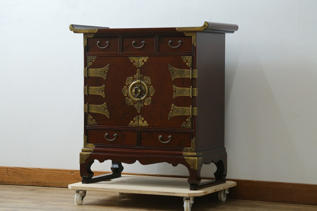 中古　美品　重厚感ある金具が魅力的なキャビネット　(R-081366)