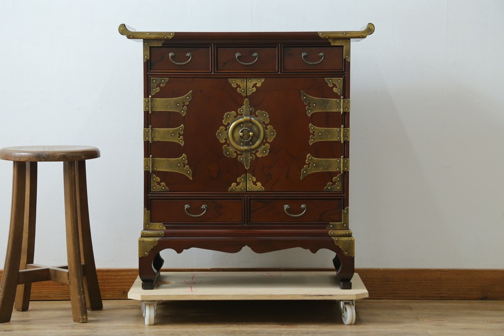 中古　美品　重厚感ある金具が魅力的なキャビネット　(R-081366)