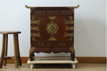 中古　美品　重厚感ある金具が魅力的なキャビネット　(R-081366)